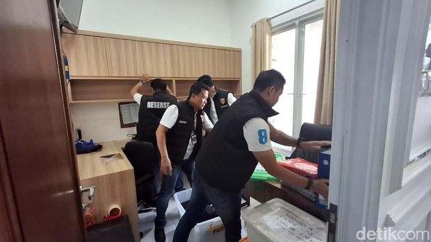 Polisi menggerebek markas judi online di Jakarta Barat