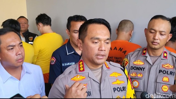 Polisi menggerebek markas judi online jaringan Kamboja di Cengkareng, Jakarta Barat. Kapolres Metro Jakbar Kombes M Syahduddi mengatakan para tersangka bertugas mengumpulkan rekening penampung untuk dikirim ke Kamboja.