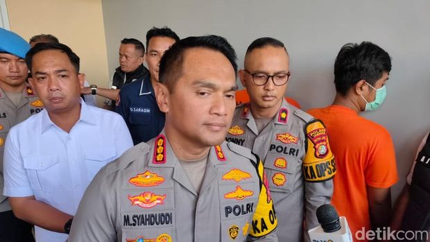 Polisi menggerebek markas judi online jaringan Kamboja di Cengkareng, Jakarta Barat. Kapolres Metro Jakbar Kombes M Syahduddi mengatakan para tersangka bertugas mengumpulkan rekening penampung untuk dikirim ke Kamboja.