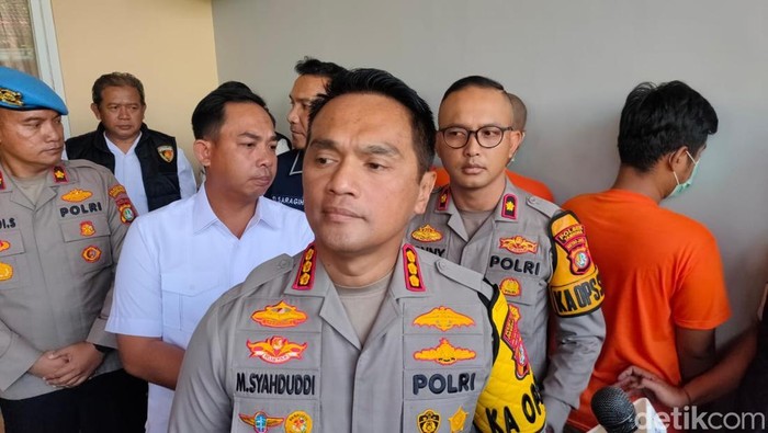 Polisi menggerebek markas judi online jaringan Kamboja di Cengkareng, Jakarta Barat. Kapolres Metro Jakbar Kombes M Syahduddi mengatakan para tersangka bertugas mengumpulkan rekening penampung untuk dikirim ke Kamboja.