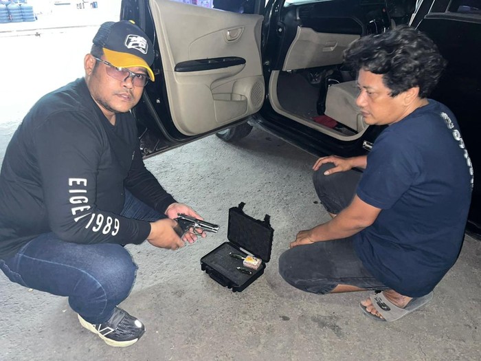 Polisi menunjukkan barang bukti yang dibawa komplotan perampokan Kediri