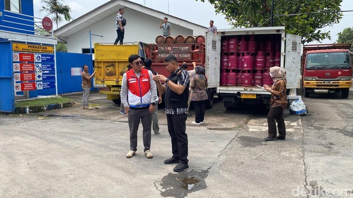 Polisi menyerahkan barang bukti pengoplosan gas LPG ke Pertamina
