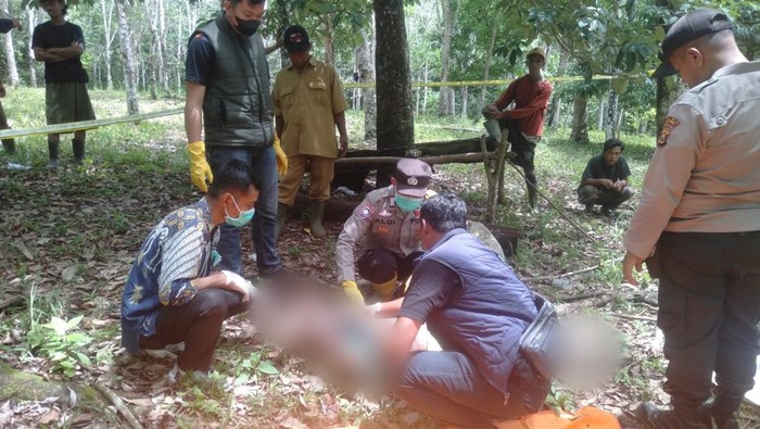 Polisi saat melakukan evakuasi mayat Sugianto di Musi Rawas.