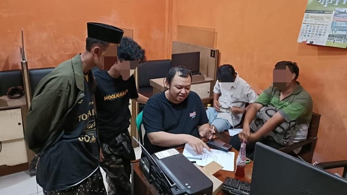 Polisi saat menggerebek warnet di Kendal.