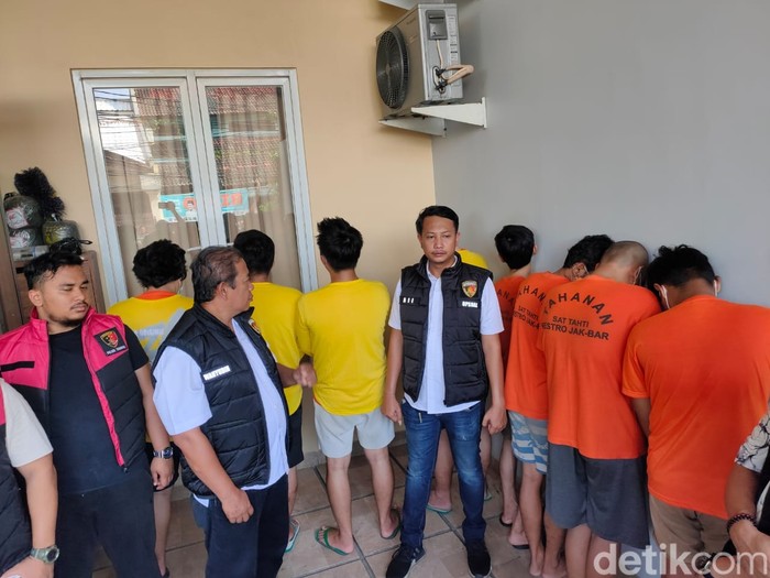 Polres Jakbar mengungkap rumah judi online jaringan Kamboja di Cengkareng. (Taufiq Syarifudin/detikcom)