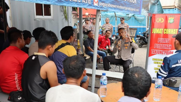 Polres Pelabuhan Tanjung Priok menggelar dialog dengan Paguyuban  Service Boat di Dermaga Arsa Pelabuhan Tanjung Priok
