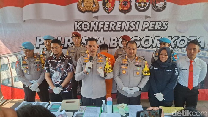 Polresta Bogor Kota menangkap pria asal Kota Bogor berinisial S alias SK (28) karena membuat sekaligus mengelola situs judi online (judol).  (M Sholihin/detikcom)