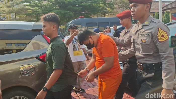 Polresta Bogor Kota menangkap pria asal Kota Bogor berinisial S alias SK (28) karena membuat sekaligus mengelola situs judi online (judol).  (M Sholihin/detikcom)