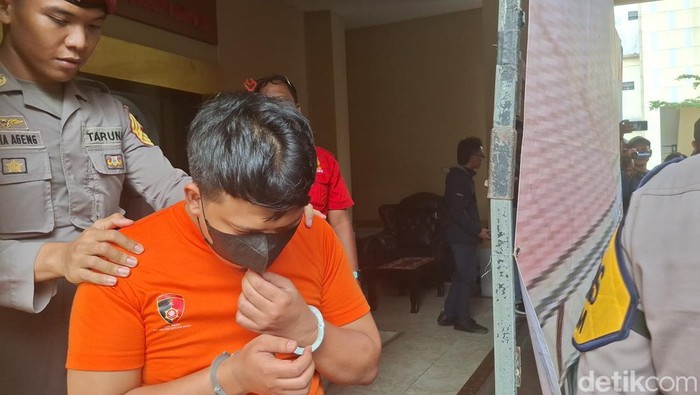 Polresta Bogor Kota menangkap pria asal Kota Bogor berinisial S alias SK (28) karena membuat sekaligus mengelola situs judi online (judol).  (M Sholihin/detikcom)