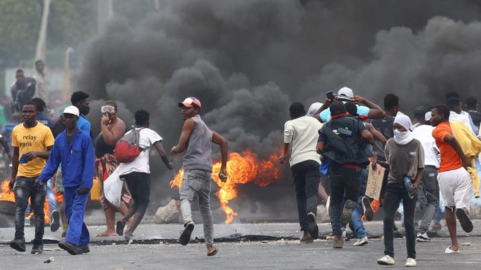 Potret Mencekam Mozambik, Protes Hasil Pemilu Berujung Ricuh Protesters run from police during a