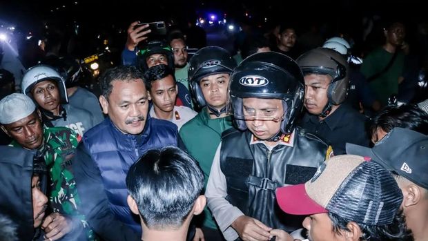 Potret polisi membubarkan warga yang mengamuk hingga merusak dan membakar belasan truk di Tangerang imbas bocah ditabrak.