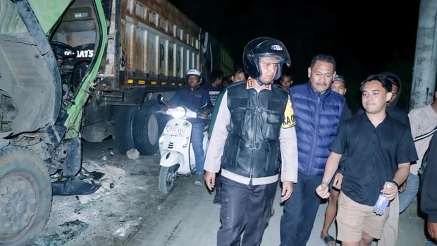 Potret polisi membubarkan warga yang mengamuk hingga merusak dan membakar belasan truk di Tangerang imbas bocah ditabrak.