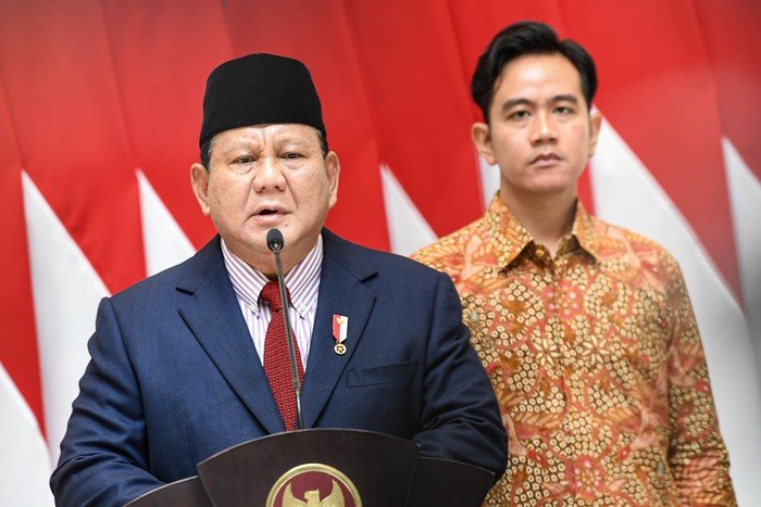 Prabowo Lawatan ke Luar Negeri, Gibran Ambil Alih Pemerintahan Presiden Prabowo Subianto (kedua kiri) berjabat tangan dengan Wakil Presiden Gibran Rakabuming Raka (kedua kanan) disaksikan Menko Polkam Budi Gunawan (kiri) dan Menlu Sugiono usai menyampaikan keterangan kepada media sebelum melakukan kunjungan ke luar negeri di Pangkalan TNI AU Halim Perdanakusama, Jakarta, Jumat (8/11/2024). Prabowo memberikan instruksi kepada wakil presiden dan menteri Kabinet Merah Putih untuk menjalankan rencana dan program yang telah disusun selama dirinya melakukan lawatan ke sejumlah negara. ANTARA FOTO/Muhammad Adimaja/wpa.