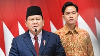 Presiden Prabowo Subianto (kiri) didampingi Wakil Presiden Gibran Rakabuming Raka menyampaikan keterangan kepada media sebelum melakukan lawatan ke luar negeri di Pangkalan TNI AU Halim Perdanakusama, Jakarta, Jumat (8/11/2024).   