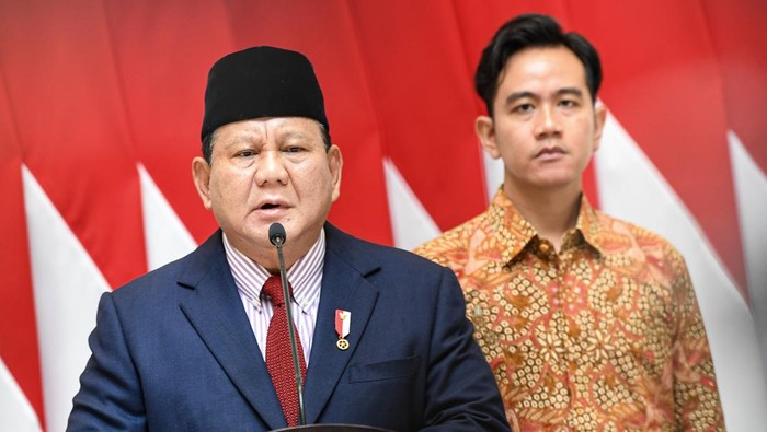 Presiden Prabowo Subianto (kedua kiri) berjabat tangan dengan Wakil Presiden Gibran Rakabuming Raka (kedua kanan) disaksikan Menko Polkam Budi Gunawan (kiri) dan Menlu Sugiono usai menyampaikan keterangan kepada media sebelum melakukan kunjungan ke luar negeri di Pangkalan TNI AU Halim Perdanakusama, Jakarta, Jumat (8/11/2024). Prabowo memberikan instruksi kepada wakil presiden dan menteri Kabinet Merah Putih untuk menjalankan rencana dan program yang telah disusun selama dirinya melakukan lawatan ke sejumlah negara. ANTARA FOTO/Muhammad Adimaja/wpa.