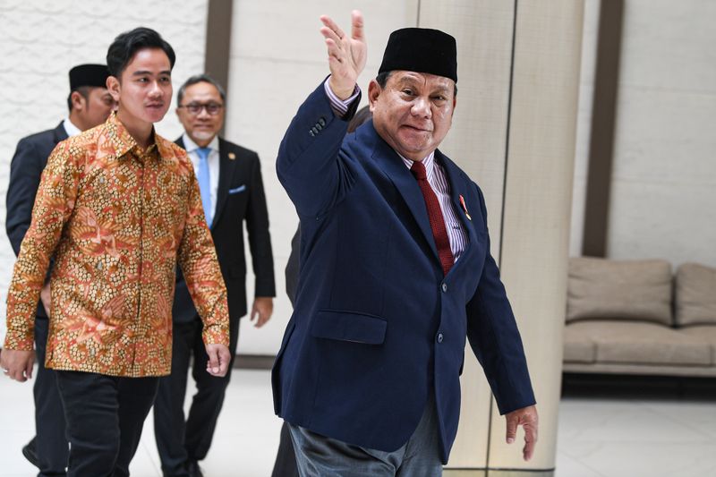 Presiden Prabowo Subianto (kedua kiri) berjabat tangan dengan Wakil Presiden Gibran Rakabuming Raka (kedua kanan) disaksikan Menko Polkam Budi Gunawan (kiri) dan Menlu Sugiono usai menyampaikan keterangan kepada media sebelum melakukan kunjungan ke luar negeri di Pangkalan TNI AU Halim Perdanakusama, Jakarta, Jumat (8/11/2024). Prabowo memberikan instruksi kepada wakil presiden dan menteri Kabinet Merah Putih untuk menjalankan rencana dan program yang telah disusun selama dirinya melakukan lawatan ke sejumlah negara. ANTARA FOTO/Muhammad Adimaja/wpa.