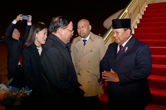 Presiden Prabowo Subianto tiba di Beijing, China, didampingi putranya, Didit Hediprasetyo, dalam lawatan pertamanya sebagai kepala negara ke luar negeri, Jumat (8/11/2024).