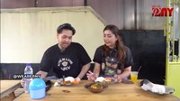 Kecintaannya dengan kuliner, membuat Teh Novi dan kekasihnya rela berkeliling mencari kuliner. Ini momennya saat menikmati ayam lemes yang ada di Tebet. Foto: YouTube/Instagram