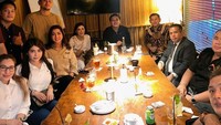 Novi bersama keluarga dan rombongan Pablo Benua berpose usai menikmati hidangan. Terlihat mereka memesan aneka minuman segar. Foto: YouTube/Instagram
