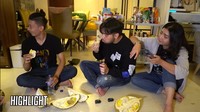 Selain itu, lewat YouTube kekasihnya, ada juga momen Bang Iky dan Teh Novi saat mencicipi durian. Tak tanggung-tanggung, mereka mencicipi durian Musang King. Foto: YouTube/Instagram