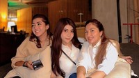 Wanita yang akrab disapa Teh Novi ini memang dikenal sebagai aktivis sosial yang membantu orang membutuhkan lewat yayasannya. Di balik itu, ia juga punya keseruan bersama kekasih. Foto: YouTube/Instagram