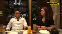 Terakhir ada momen Novi saat berdiskusi membahas masalah donasi Agus Saling yang juga menyeretnya. Ia berdiskusi sambil makan malam di restoran. Foto: YouTube/Instagram