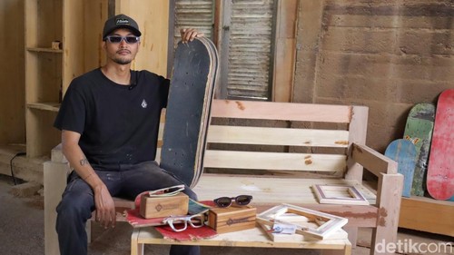 Produk kacamata ES Working Wood Project, berbahan papan skateboard bekas. (Made Wijaya Kusuma)