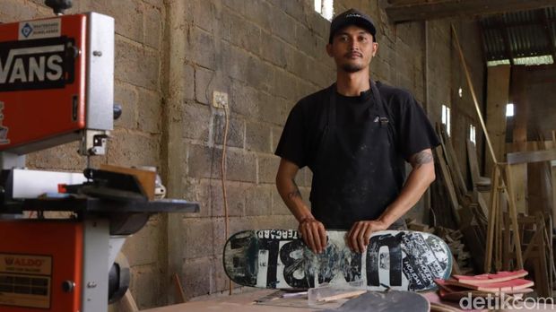Produk kacamata ES Working Wood Project, berbahan papan skateboard bekas. (Made Wijaya Kusuma)