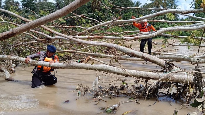 Proses pencarian pria yang nekat lompat di Bendungan Benteng Pinrang.
