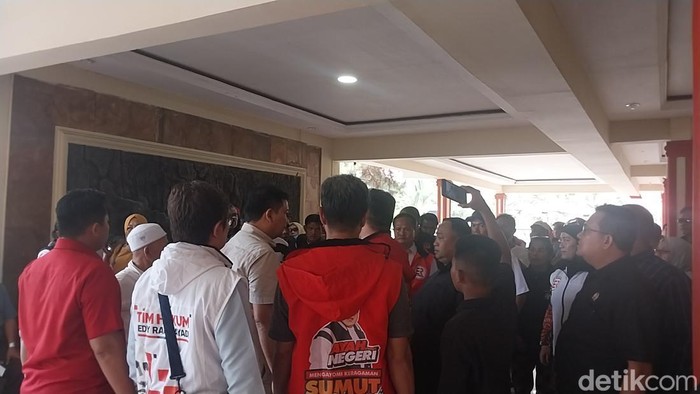 Puluhan relawan Edy-Hasan saat mendatangi Polda Sumut. (Finta Rahyuni/detikSumut)
