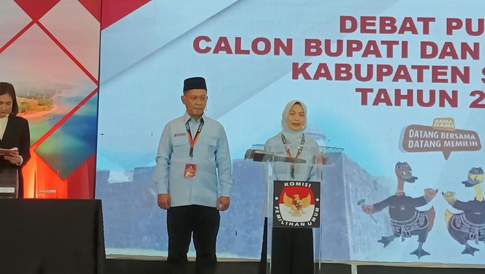Ratu Zakiyah dan Najib Hamas saat debat Pilkada Serang (Fathul Rizkoh/detikcom)