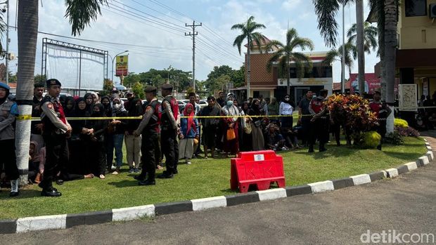 11 tersangka saat melakukan rekonstruksi pengeroyokan yang menewaskan Rendy Surya Irawan (16) di halaman Polres Bantul, Jumat (8/11/2024).
