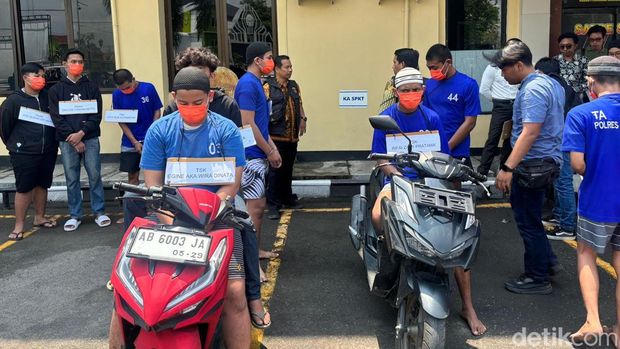 11 tersangka saat melakukan rekonstruksi pengeroyokan yang menewaskan Rendy Surya Irawan (16) di halaman Polres Bantul, Jumat (8/11/2024).