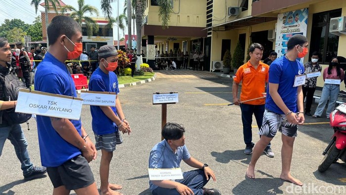 11 tersangka saat melakukan rekonstruksi pengeroyokan yang menewaskan Rendy Surya Irawan (16) di halaman Polres Bantul, Jumat (8/11/2024).