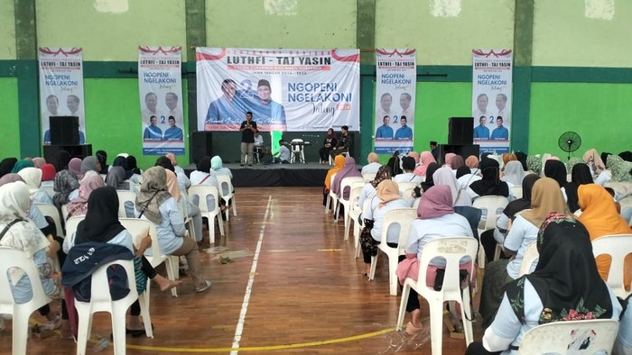 Relawan Luthfi-Yasin menggelar pertemuan akbar di Tegal, Jumat (8/11/2024).