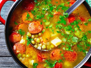 Resep Sup Sosis dan Kacang Polong yang Gurih Segar Kaldunya