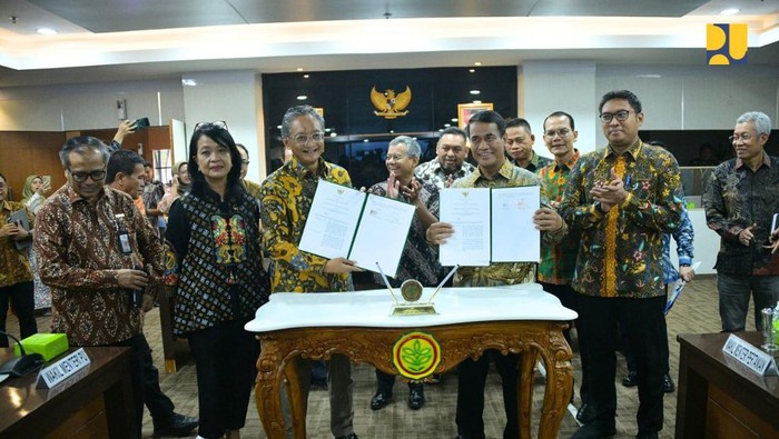 Menteri Pekerjaan Umum (PU) Dody Hanggodo didampingi Wakil Menteri PU Diana Kusumastuti bertemu dengan Menteri Pertanian Andi Amran Sulaiman dan jajaran dalam rangka Rapat Koordinasi Optimalisasi Pemanfaatan Bendungan untuk Irigasi Pertanian, Jumat (8/11/2024) di Gedung Kementerian Pertanian, Jakarta. Dalam kesempatan ini, dilakukan juga penandatanganan MoU antara Kementerian PU dan Kementerian Pertanian yang mensepakati kerja sama dalam menyukseskan program swasembada pangan.