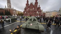 Seorang pria berswafoto di depan tank legendaris era Soviet T-34 di Lapangan Merah, di Moskow, Rusia, Kamis (7/11/2024).