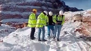 Peristiwa ini merupakan anomali cuaca. Di saat gurun Arab Saudi diselimuti salju, negara lain di dunia sedang mengalami panas ekstrem. Foto: Screenshot Instagram @ranaarqamashfaq72