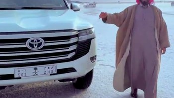 Untuk pertama kalinya juga dalam sejarah, media sosial diramaikan dengan foto dan video pasir yang tertutup salju, yang kontras dengan rona keemasan gurun yang biasa terlihat. Foto: Screenshot X @weathermonitors