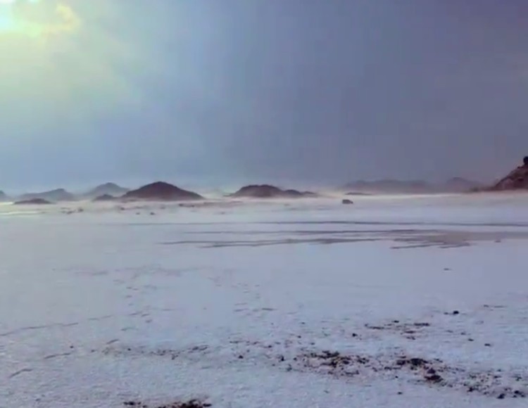 Media sosial diramaikan dengan foto dan video gurun pasir Al-Jawf di Arab Saudi tertutup salju. Ini adalah fenomena cuaca langka.