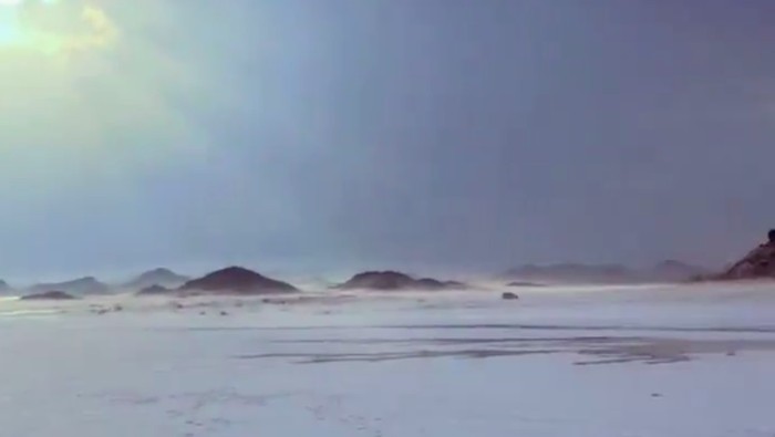 Media sosial diramaikan dengan foto dan video gurun pasir Al-Jawf di Arab Saudi tertutup salju. Ini adalah fenomena cuaca langka.
