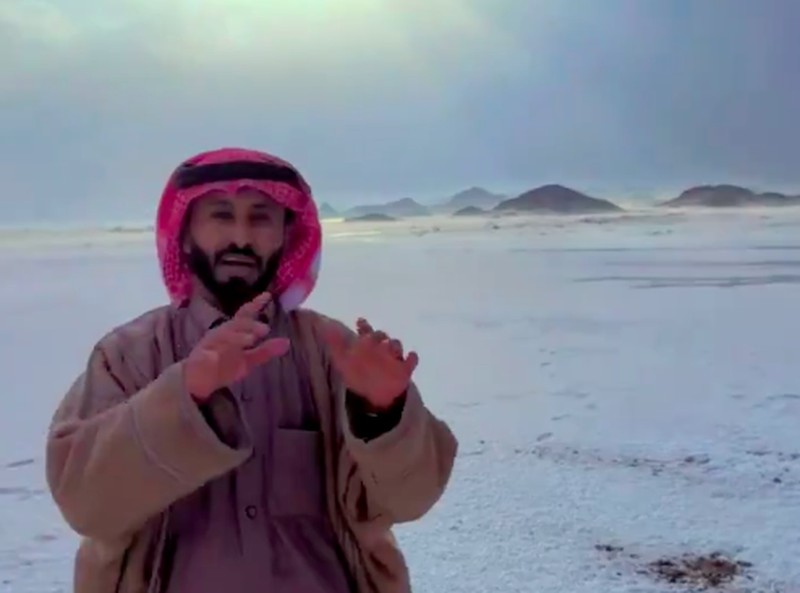 Media sosial diramaikan dengan foto dan video gurun pasir Al-Jawf di Arab Saudi tertutup salju. Ini adalah fenomena cuaca langka.