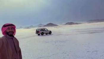 Mengenai dampaknya, departemen cuaca Arab Saudi mengimbau penduduk untuk bersiap menghadapi lebih banyak badai petir, hujan es, dan angin kencang dalam beberapa hari mendatang. Foto: Screenshot X @weathermonitors