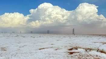 Badai salju bersejarah ini bukan sekadar debu biasa. Badai ini terjadi setelah hujan lebat dan hujan es yang melanda seluruh wilayah Kerajaan Arab Saudi. Foto: Screenshot X @GlobalDiss
