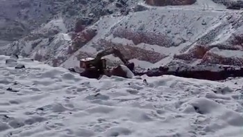 Penduduk setempat diminta untuk tetap waspada terhadap cuaca yang lebih tidak biasa. Foto: Screenshot Instagram @ranaarqamashfaq72