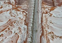 Wilayah Al-Jawf di Arab Saudi baru saja mengalami hujan salju pertama yang pernah  tercatat. Peristiwa langka ini mengubah padang pasir yang gersang menjadi negeri musim dingin, dengan salju menutupi pohon palem dan bukit pasir.