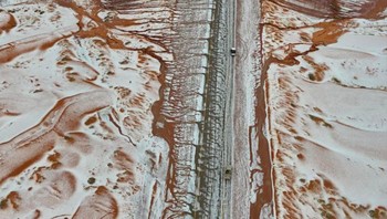 Wilayah Al-Jawf di Arab Saudi baru saja mengalami hujan salju pertama yang pernah tercatat. Foto: Screenshot X @GlobalDiss