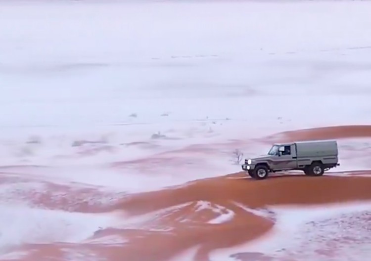 Wilayah Al-Jawf di Arab Saudi baru saja mengalami hujan salju pertama yang pernah  tercatat. Peristiwa langka ini mengubah padang pasir yang gersang menjadi negeri musim dingin, dengan salju menutupi pohon palem dan bukit pasir.