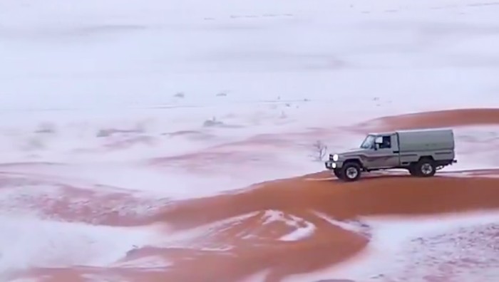 Wilayah Al-Jawf di Arab Saudi baru saja mengalami hujan salju pertama yang pernah  tercatat. Peristiwa langka ini mengubah padang pasir yang gersang menjadi negeri musim dingin, dengan salju menutupi pohon palem dan bukit pasir.